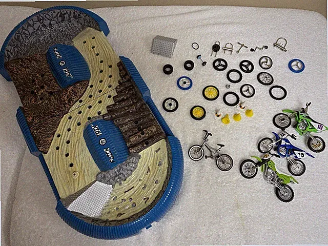 FLICK TRIX 🔥 Xtreme Freestyle Motocross Arena + 4 Diecast Dirt - Bike BMX Toys